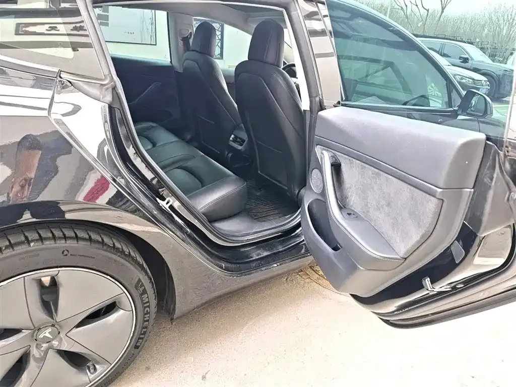 Tesla Model 3 — фото 3