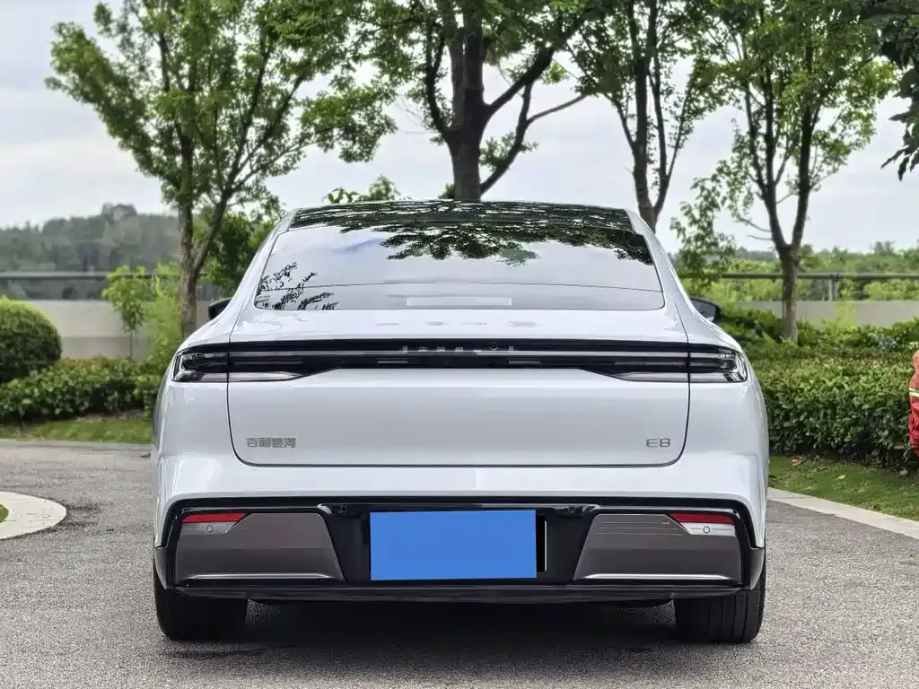 Geely Galaxy E8 — фото 3