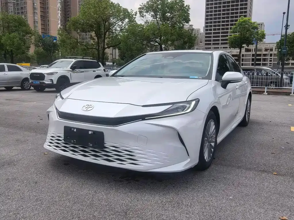 Toyota Camry — фото 1