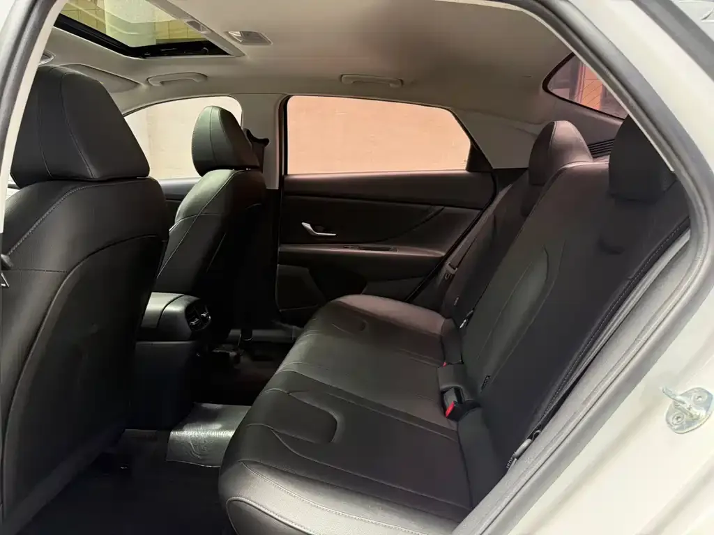 Hyundai Elantra — фото 3