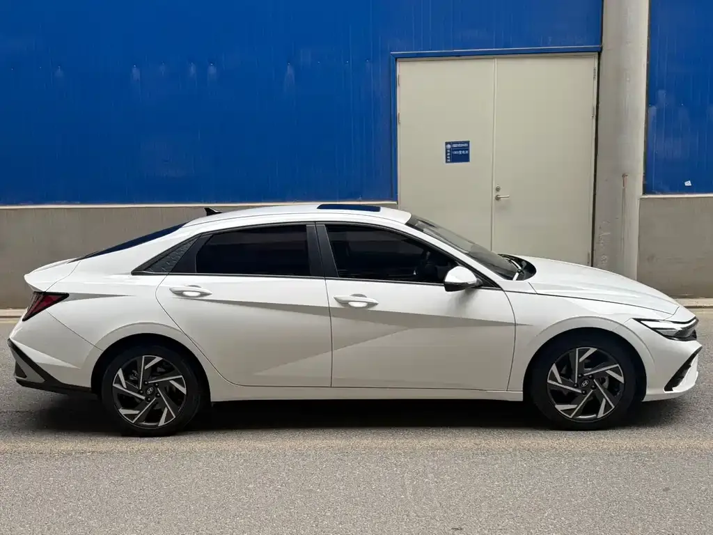 Hyundai Elantra — фото 5