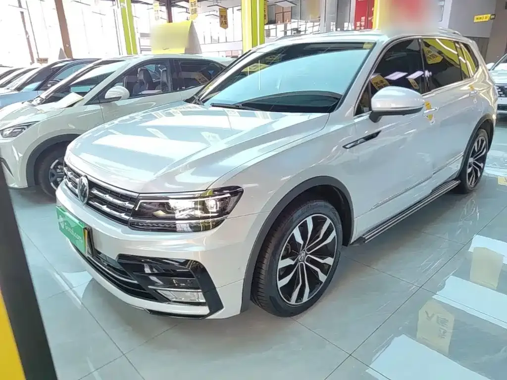 Volkswagen Tiguan L — фото 1