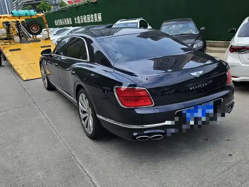 Bentley Flying Spur — фото 6