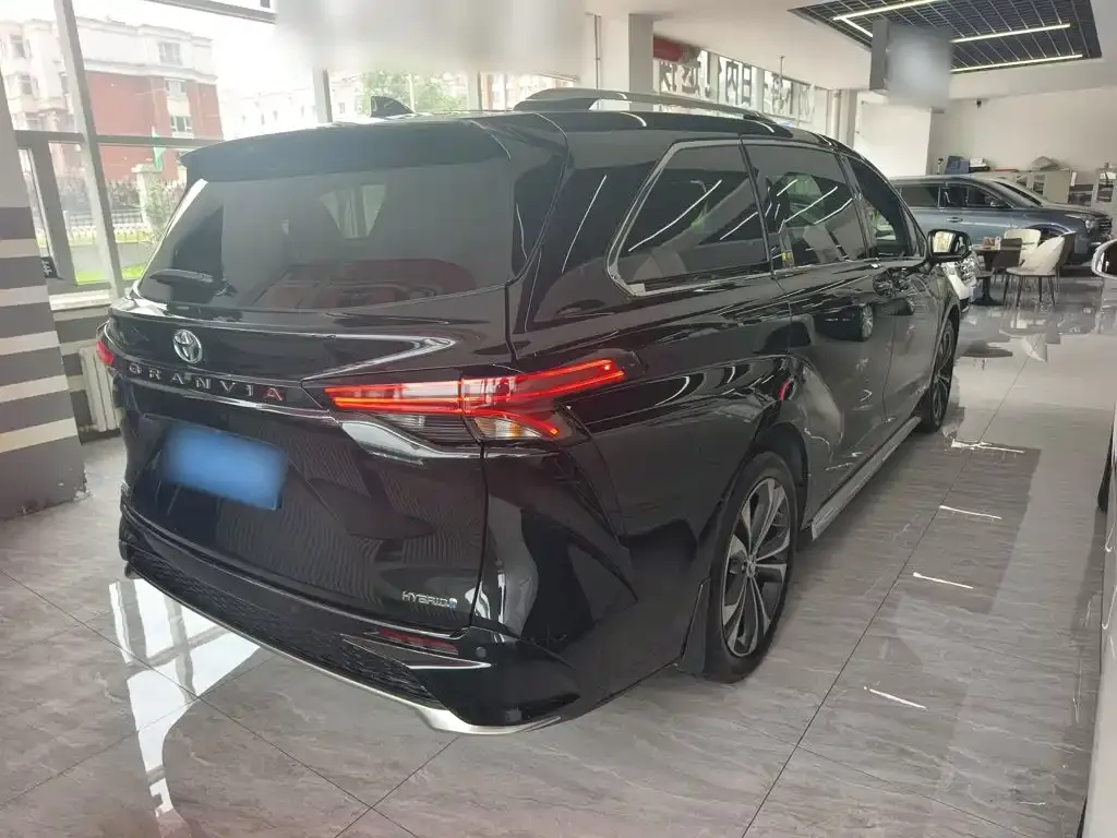Toyota Granvia — фото 5