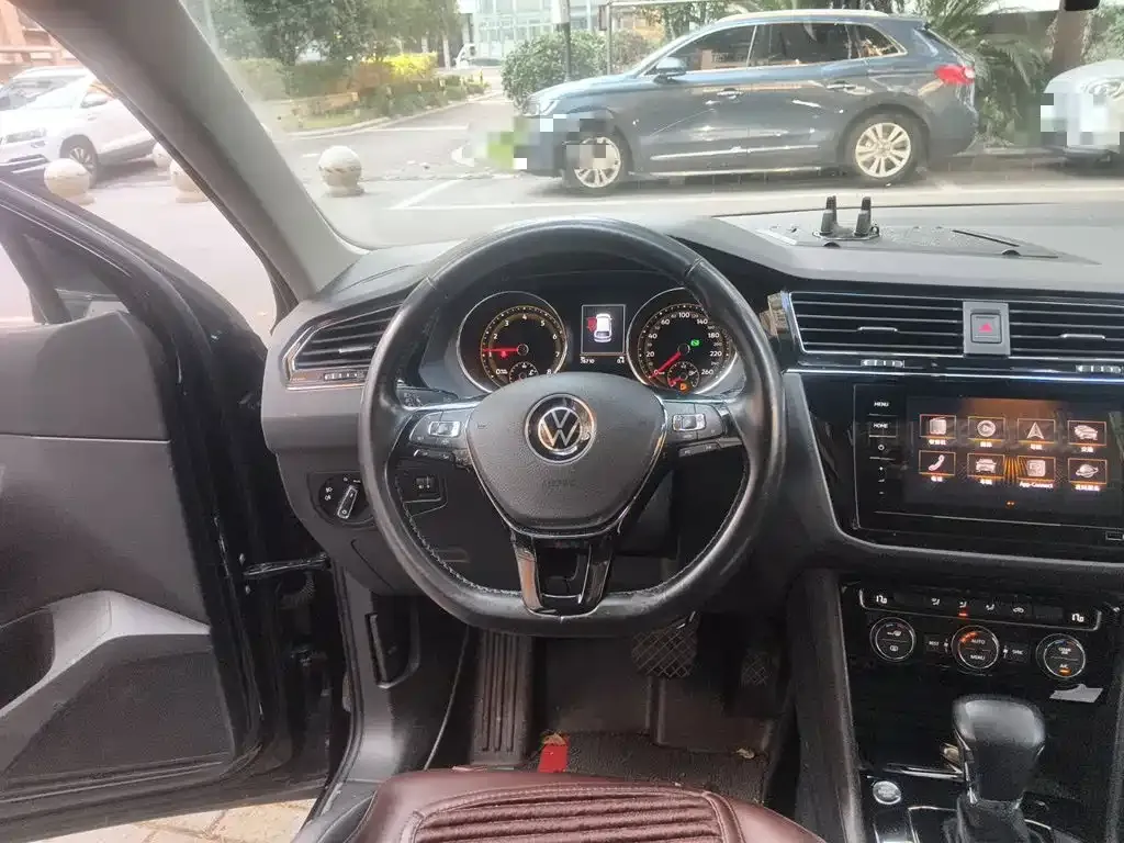 Volkswagen Tiguan L — фото 7