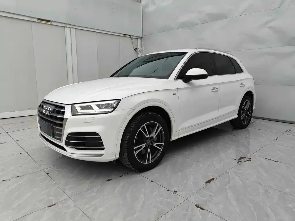 Audi Q5L — фото 1