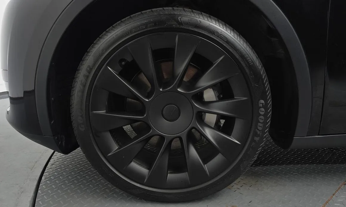Tesla Model Y — фото 10