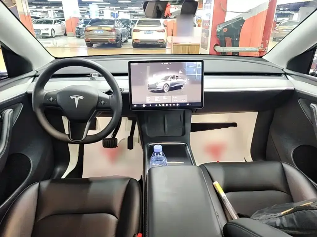 Tesla Model Y — фото 10