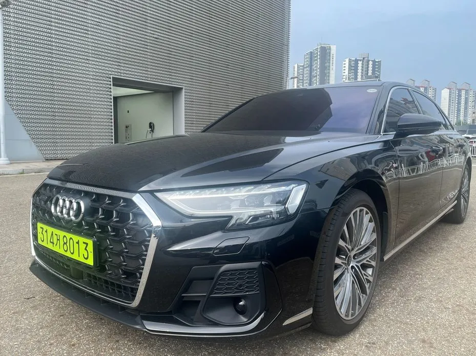 Audi A8 — фото 1