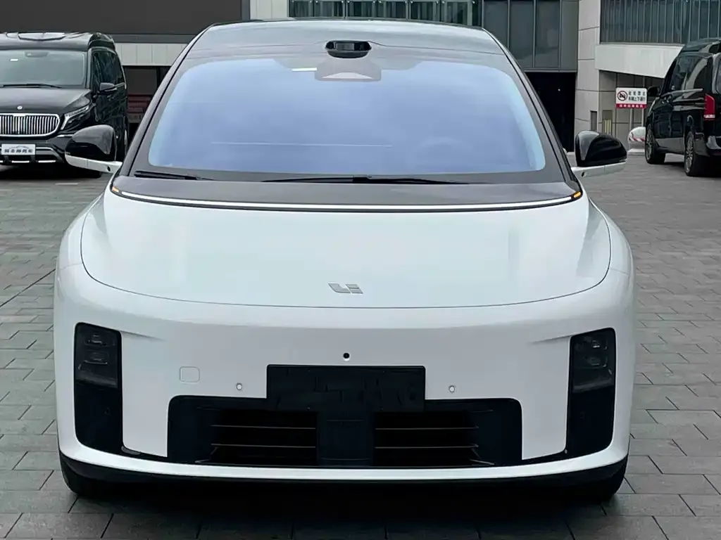 Li Auto i8 — фото 2