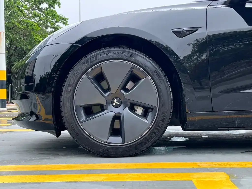 Tesla Model 3 — фото 6