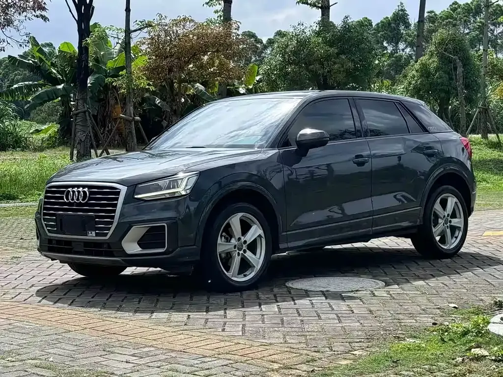 Audi Q2L — фото 1