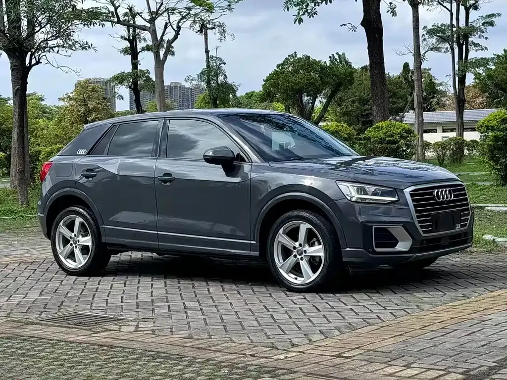 Audi Q2L — фото 8