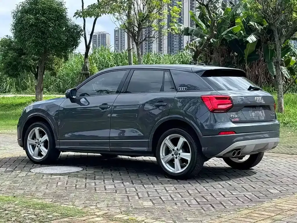 Audi Q2L — фото 10