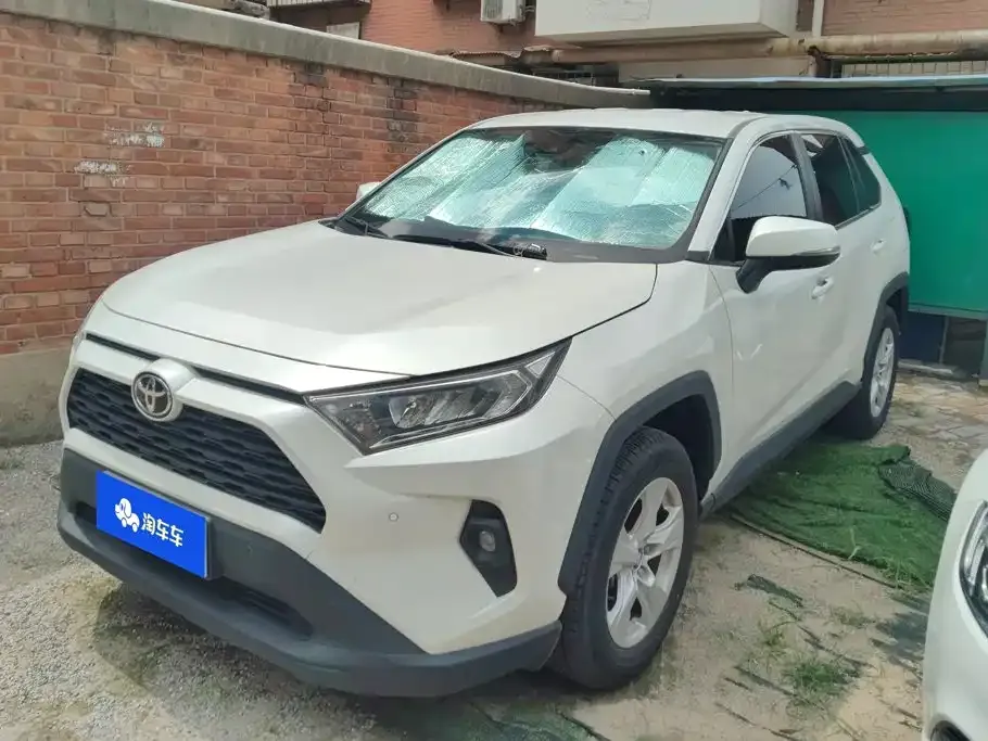 Toyota RAV4 — фото 1
