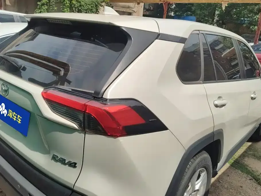 Toyota RAV4 — фото 10