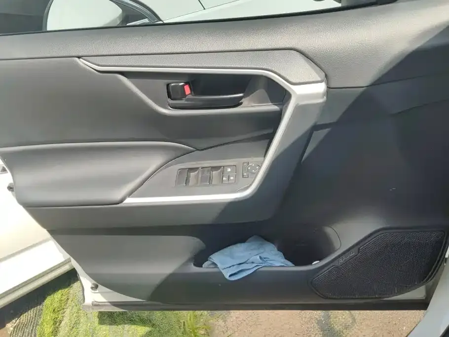 Toyota RAV4 — фото 4