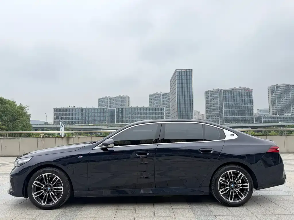 BMW 5 Series — фото 5