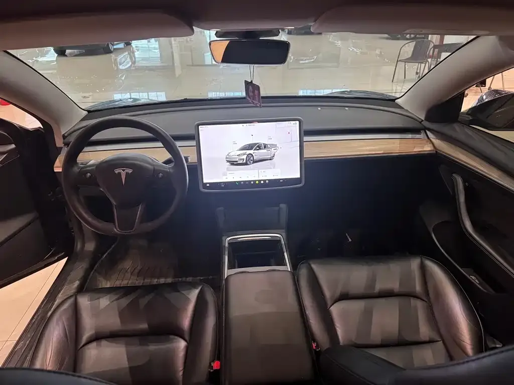 Tesla Model 3 — фото 9
