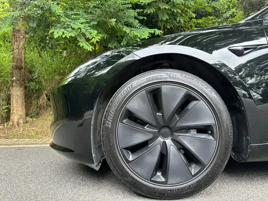 Tesla Model 3 — фото 9