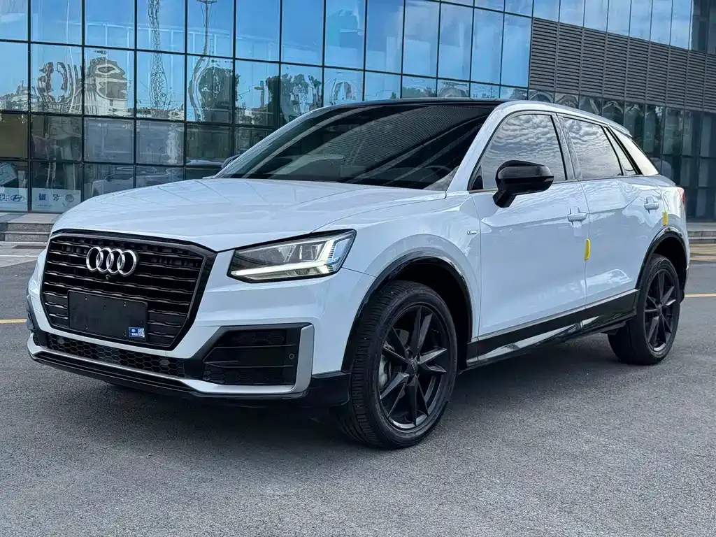 Audi Q2L — фото 1