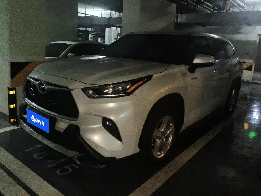 Toyota Highlander — фото 1