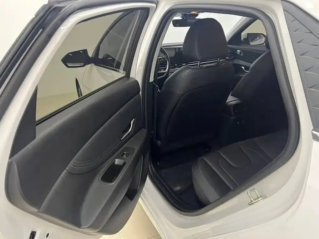 Hyundai Elantra — фото 4
