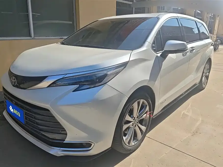 Toyota Sienna — фото 1