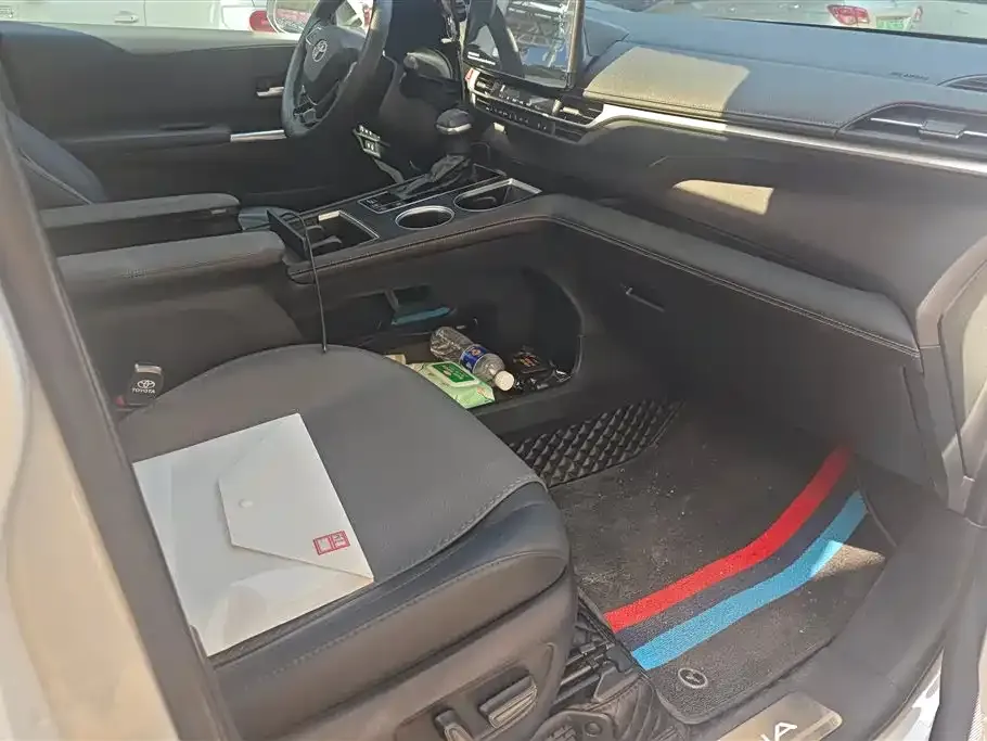 Toyota Sienna — фото 10