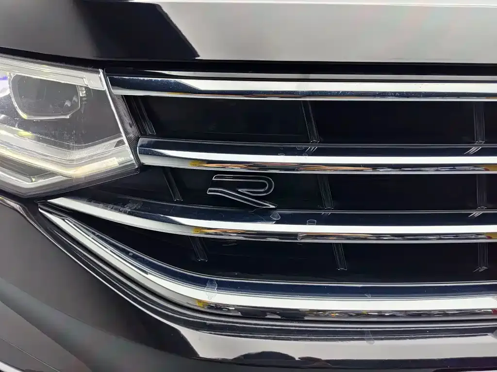 Volkswagen Tiguan L — фото 10