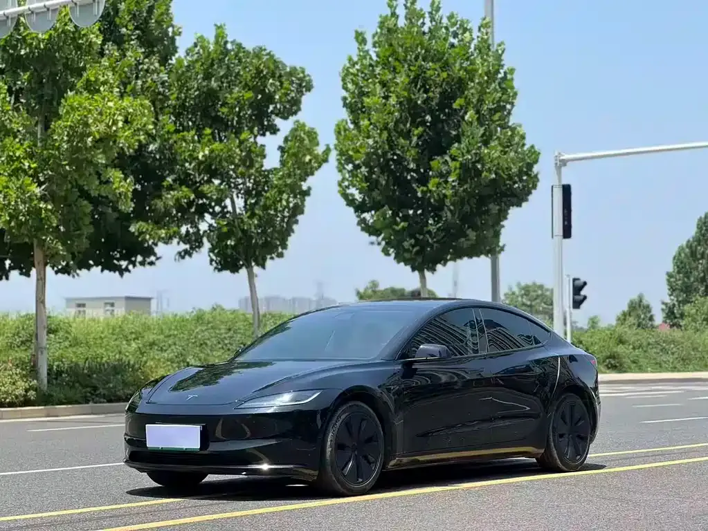 Tesla Model 3 — фото 1