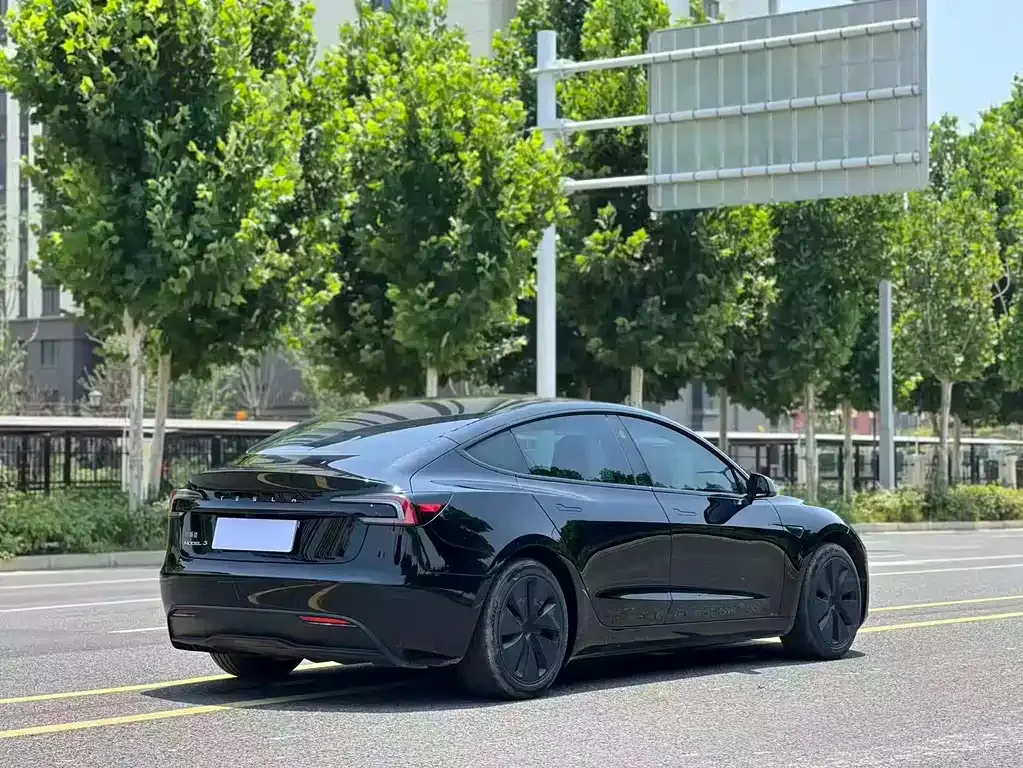 Tesla Model 3 — фото 4