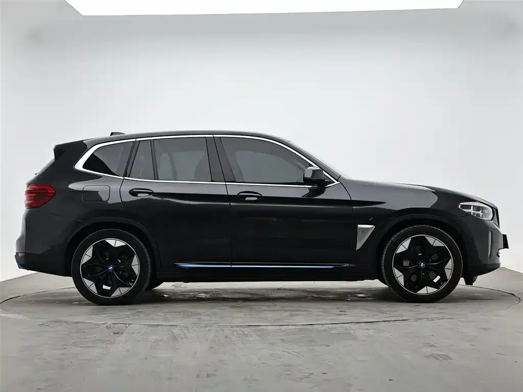 BMW iX3 — фото 10