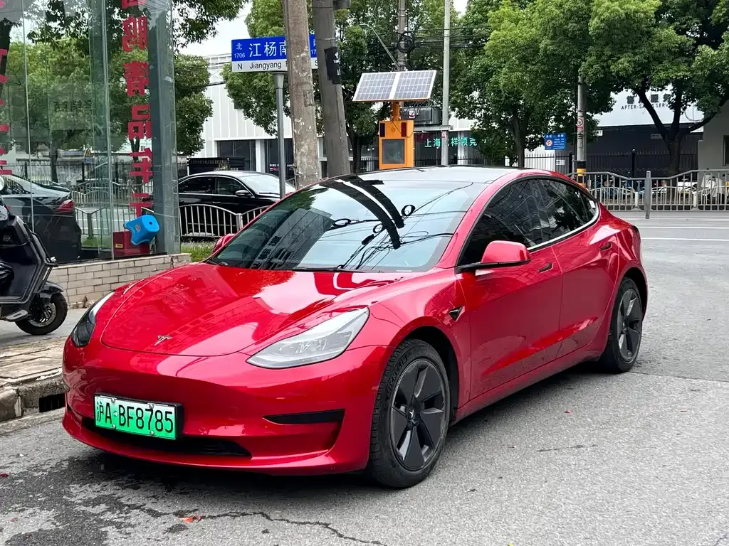 Tesla Model 3 — фото 1