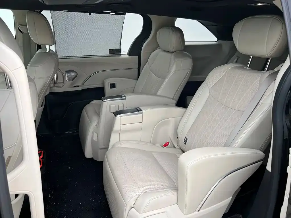 Toyota Sienna — фото 3