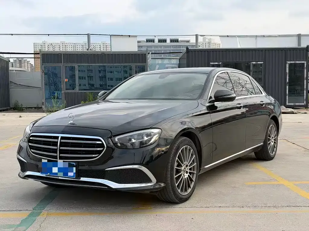Mercedes-Benz E-Class — фото 1