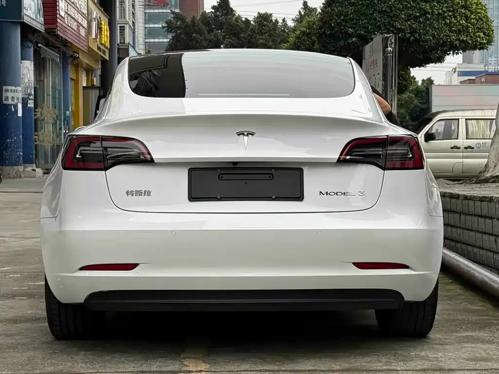 Tesla Model 3 — фото 9
