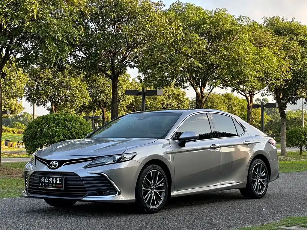 Toyota Camry — фото 1