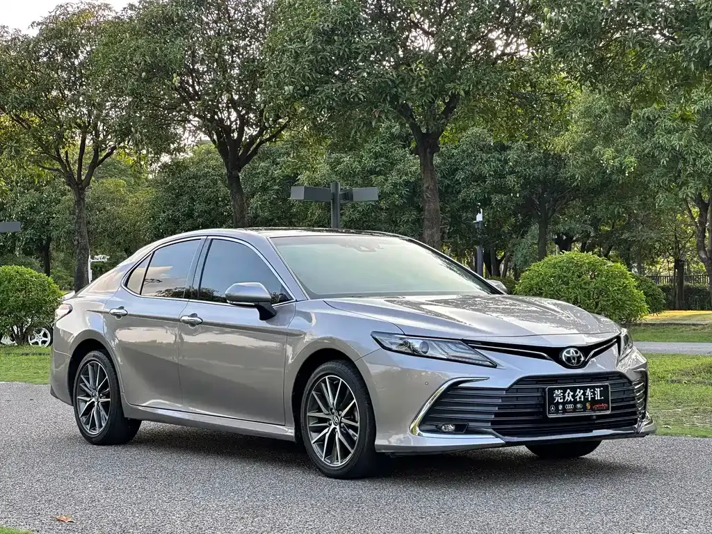 Toyota Camry — фото 5