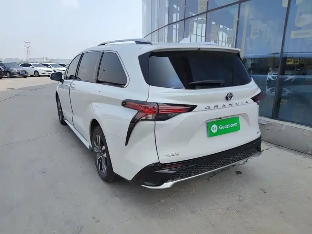 Toyota Granvia — фото 2