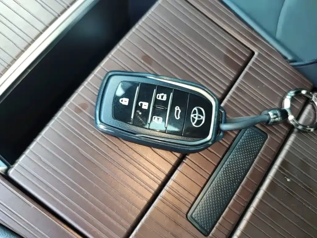 Toyota Granvia — фото 6