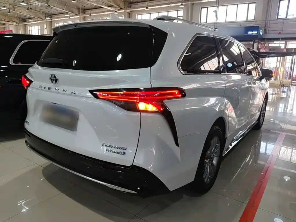 Toyota Sienna — фото 4