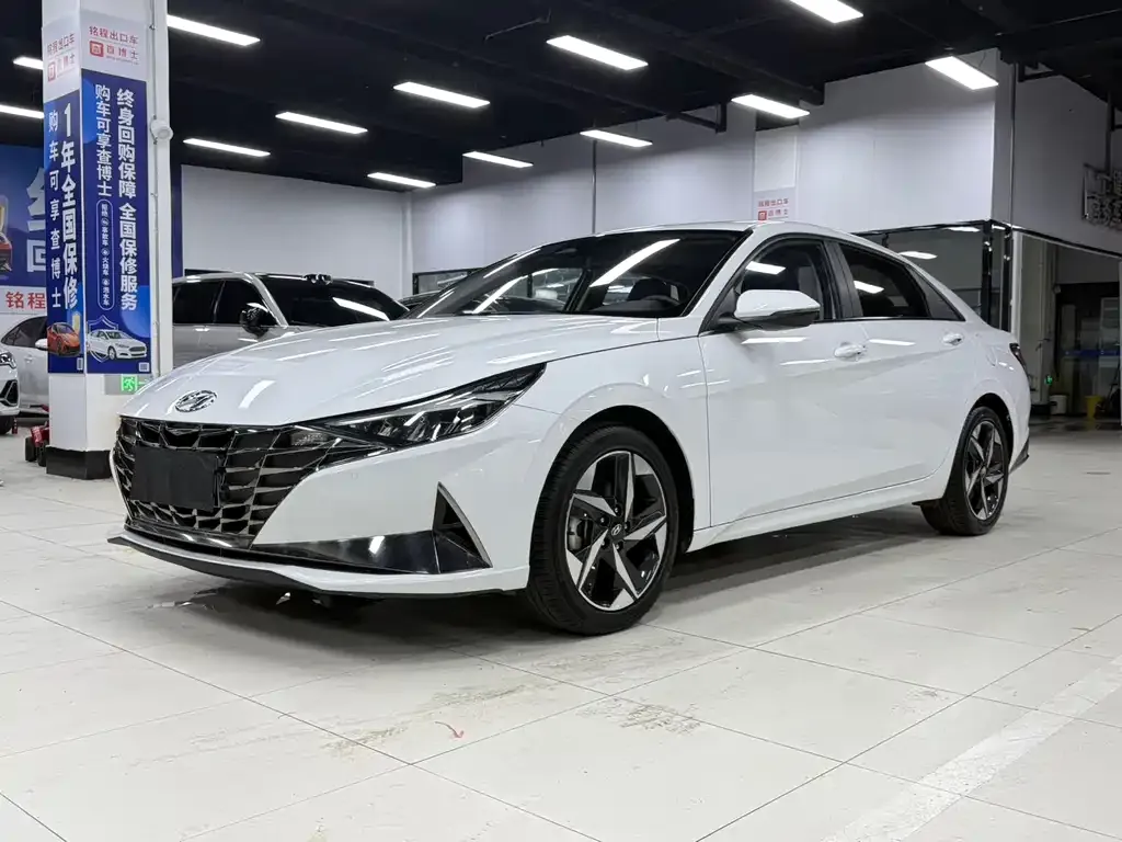 Hyundai Elantra — фото 1
