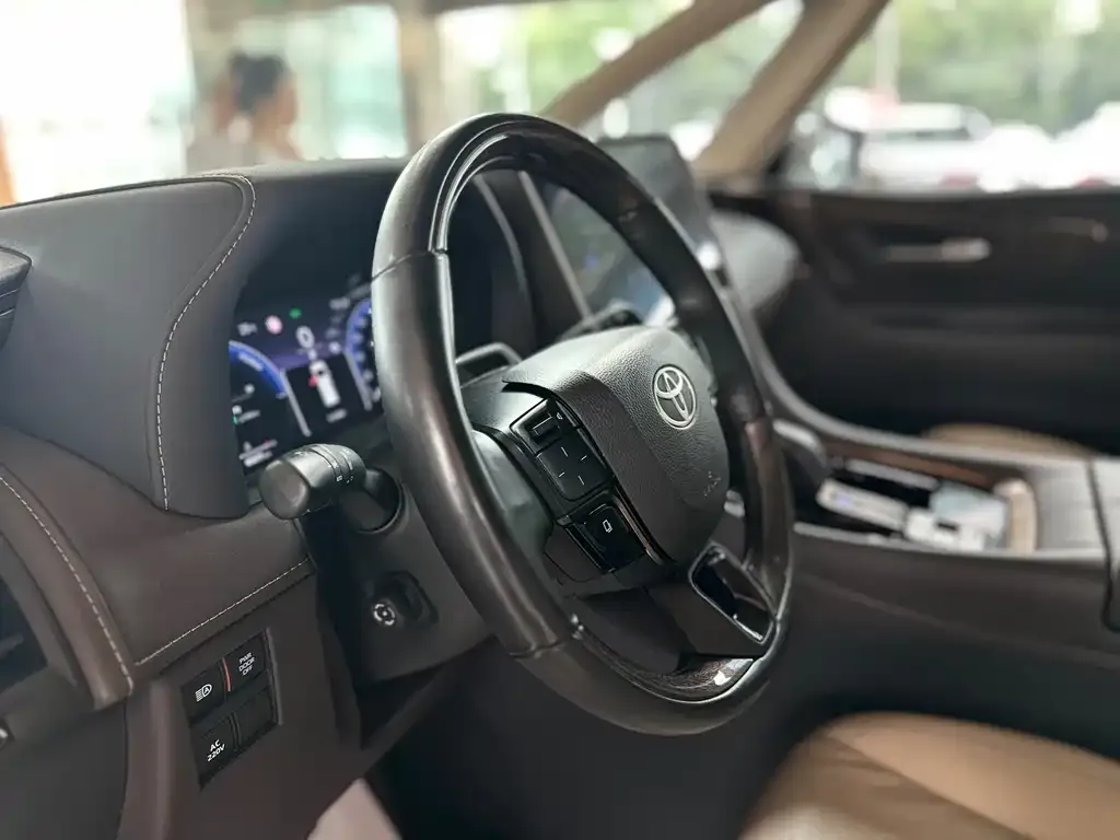 Toyota Alphard — фото 8