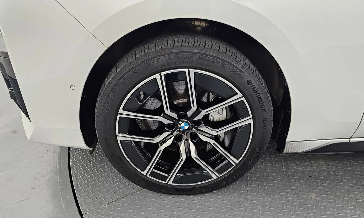 BMW i7 — фото 8