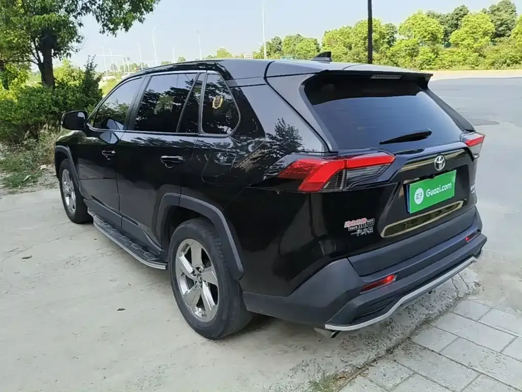 Toyota RAV4 — фото 8