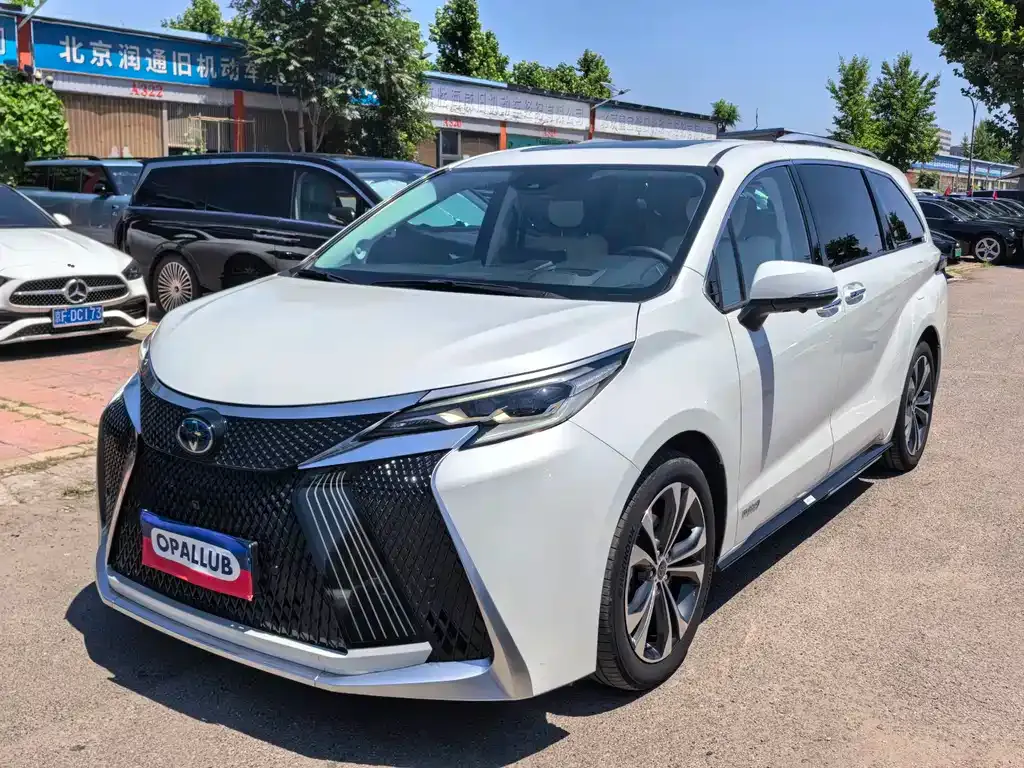 Toyota Granvia — фото 1