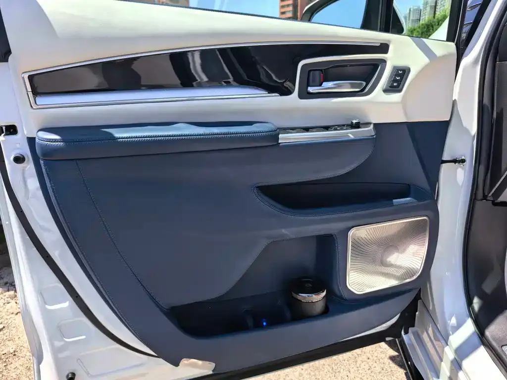 Toyota Granvia — фото 2