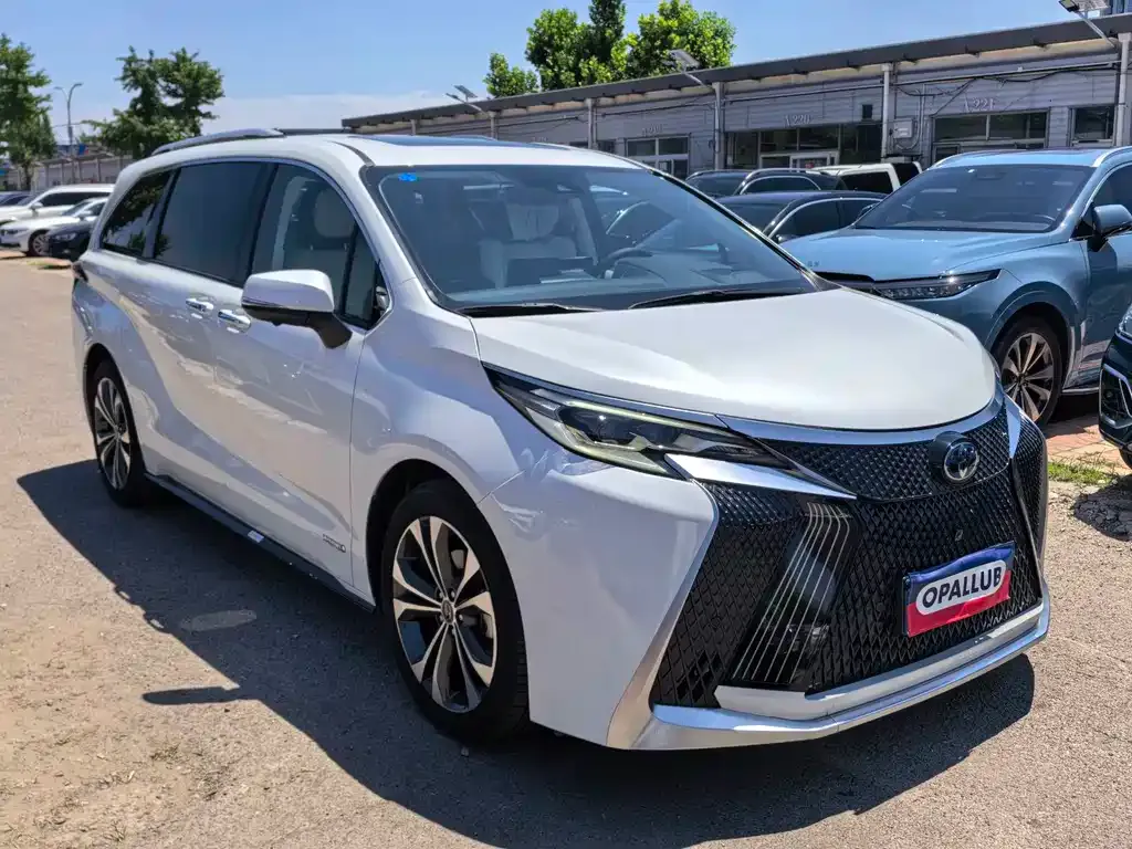 Toyota Granvia — фото 4