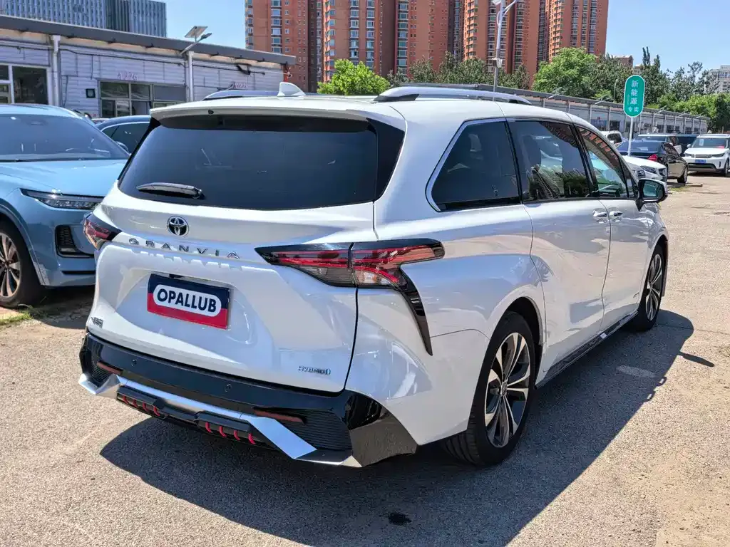 Toyota Granvia — фото 8